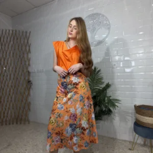 Blusa de satén con cuello en cascada.