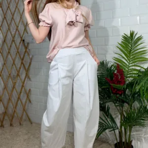 Blusa con nudo en el cuello.